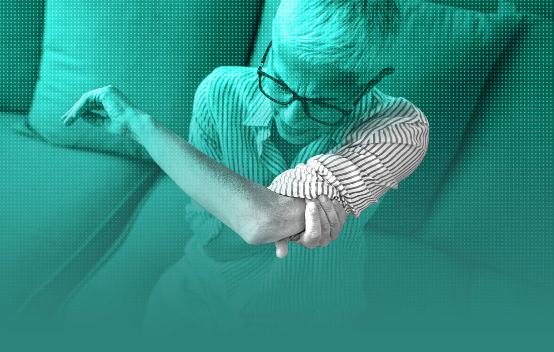 L'immagine mostra una persona che si tocca un braccio perché ha dolore alla spalla.