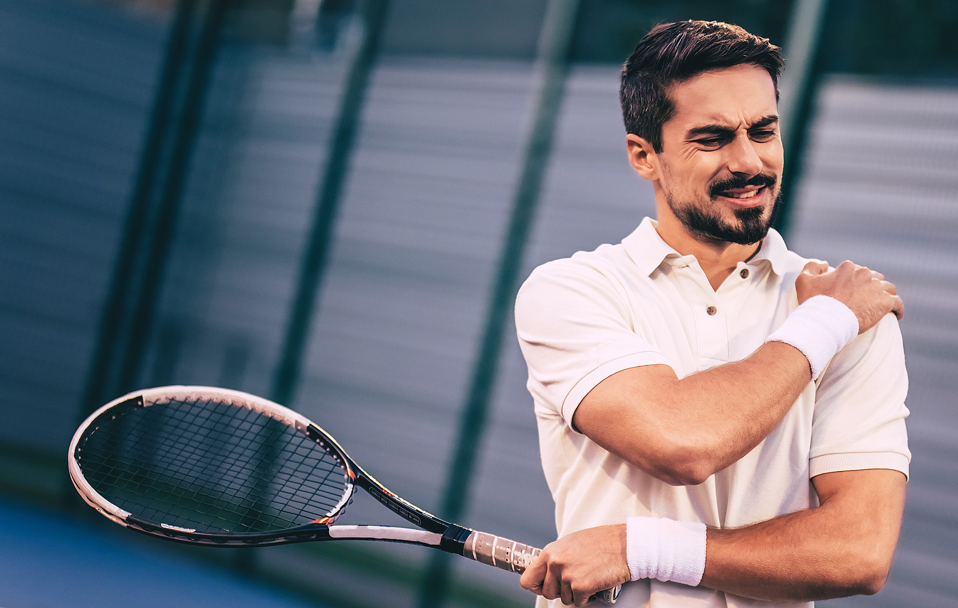 Foto di una persona giovane che giocando a tennis si è procurata una lussazione alla spalla ed è esposta al rischio di recidive